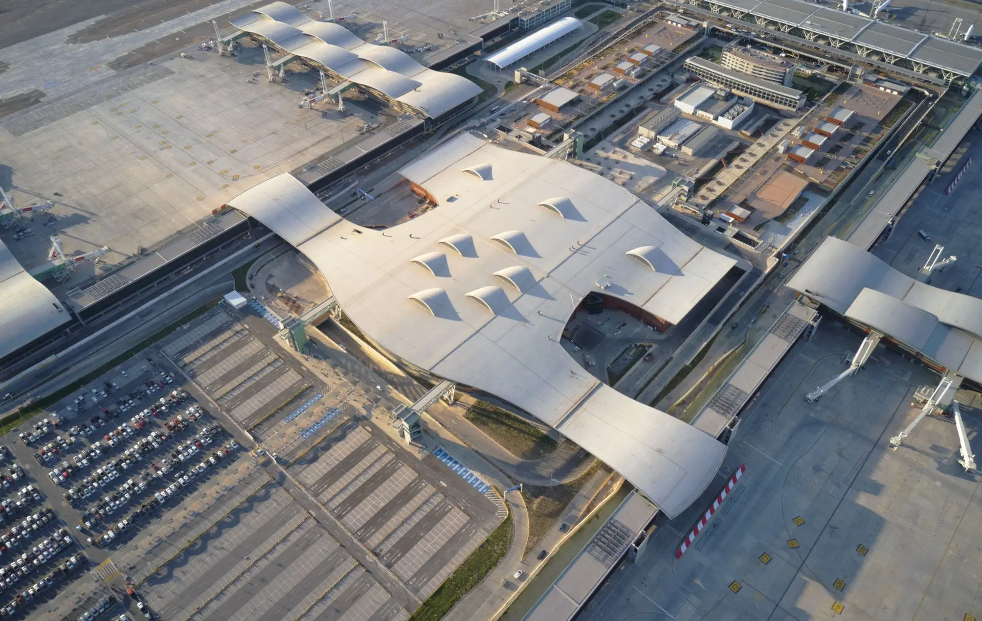 FRANCO ALVAREZ BIM VISTA AEREA DEL AEROPUERTO DE SANTIAGO